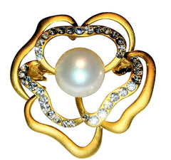 美丽的珍珠和水晶胸针