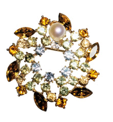 美丽的珍珠和水晶胸针