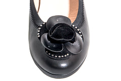 Kally-Soft和舒适皮革黑色坡跟拖鞋，花朵中心闪闪发光