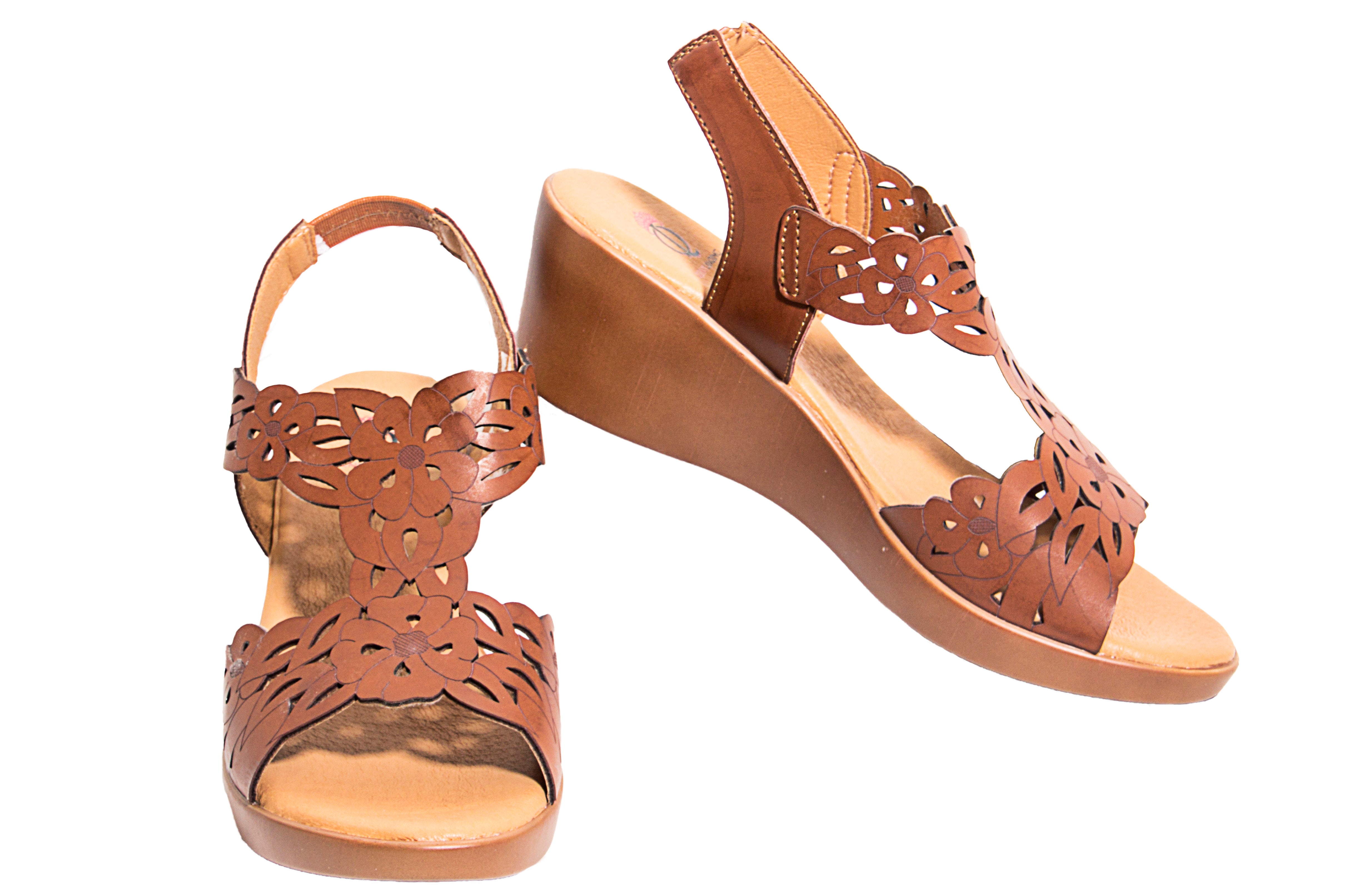 丽莎华丽的棕色合成革夏季坡跟凉鞋，花朵镂空